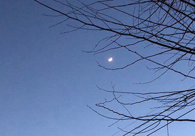 夕暮れの三日月